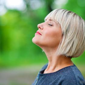 2. Jak projevuje emoce? Zvládání emocí je znakem emocionální stability. Labilní jedince popudí už nevinná poznámka. Nebo se extrémně stresují z maličkosti.