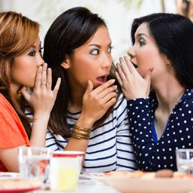 5. Je drbna? Pamatujte – vyzradí-li vám někdo nejčerstvější klepy, vyzradí i ty o vás. Zaposlouchejte se ale do způsobu, jakým novinky podává. Nemusí nutně říct pomluvu, zato může mít konstruktivní komentář. Zaměřte se na obsah, zjistěte, zda je informace pravdivá. To vše vám napoví, zda je člověk po vašem boku přemýšlivý a pozitivní.