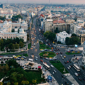 2. Bukurešť (Rumunsko). Bukurešti se říká  „Malá Paříž“. Najdete zde spoustu kaváren, parků i paláců ve francouzském stylu.