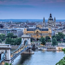 4. Budapešť (Maďarsko). Do Budapešti doporučujeme jet v létě, protože je mimo jiné známá svými venkovními lázněmi s horkými prameny. Za pozornost stojí také jedna z nevětších synagog světa.