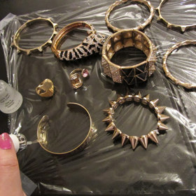 2. Potřete svou bižuterii průhledným lakem na nehty. Odolá známkám běžného nošení.