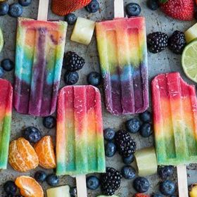 4. Překvapte přátele dobrotou na klacku. Proč se omezovat na chipsy a popcorny, když existuje nepřeberné množství úžasných receptů na nanuky!