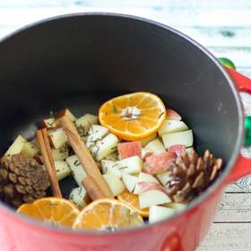 4. Dovolenkové potpourri. Do této směsi kromě skořice a pomeranče patří i jablka, rozmarýn a šišky.