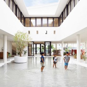 2. Mateřská škola, ve které si děti mohou hrát v dešťové vodě.