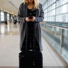 2. Vezměte si oblečení, které je jednak maximálně pohodlné a jednak vám nebude způsobovat problémy při bezpečnostních kontrolách. Ideální volba? Legíny, měkký svetr a nazouváky.