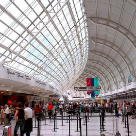 3. Pokud chcete na odbavení čekat co nejkratší dobu, vybírejte si přepážky, které se nacházejí co nejvíc nalevo. Většina lidí jsou praváci, a tak instinktivně chodí k těm napravo.