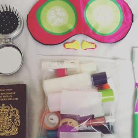 4. Pro větší komfort si do příručního zavazadla mimo jiné zabalte přezuvky, pláštěnku (může sloužit i jako deka) a toaletní potřeby.