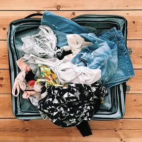 Investuje do obalů na oděvy. Ušetří vám spoustu místa v kufru a navíc zabrání tomu, aby se vaše oblečení pomačkalo.