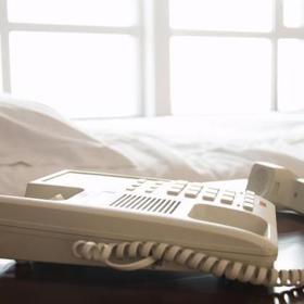 2. Telefon. Telefony se doslova hemží bakteriemi, protože hosté se jich nejen dotýkají, ale také do nich dýchají (potažmo prskají).