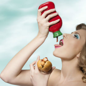 1. Hot dog. Evergreen mezi rychlým občerstvením překypujte nasycenými tuky, jež ucpávají tepny v penisu a vagině, což není zrovna ideální podhoubí pro intimní chvilky. Pokud toužíte u filmu něco zobat, zvolte rybí tacos. Nenechte se odradit pachem ryb, obsahují omega-3 mastné kyseliny, které zlepšují kardiovaskulární systém. Zdravý oběh – rychlejší vzrušení.