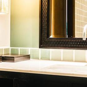 3. Koupelnová deska. I ve tříhvězdičkových hotelích byly na koupelnových deskách objeveny různé typy bakterií (například grampozitivní koky).