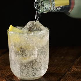 3. Tonic. Bublinky a nahořklá chuť – to jsou dva důvody, proč Tonic milujeme. A proč bychom ho neměli pít, pokud se schyluje k postelovým neřestem. Bublinky nadýmají a chinin (který dodává Tonicu typickou hořkost) může dočasně snížit hladinu testosteronu i počet spermií. Odolejte osvěžujícím bublinkám a popíjejte raději neslazený čaj. Povzbudí mysl a zrychlí průtok krve… čímž se rychleji dostane do žádoucích míst.