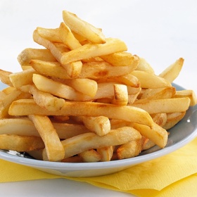 4. Hranolky. Na černý seznam se dostaly ze stejného důvodu jako hot dogy – nasycené tuky drží testosteron u země a zpomalují krevní oběh. Pokud jsou navíc osolené, může to být konečná pro muže s vysokým krevním tlakem. Sůl totiž zhoršuje erekci. Brambory ale vyřazovat z jídelníčku nemusíte. Opečte je a těšte se z přísunu dopaminu, hormonu přispívajícímu k dobré náladě.