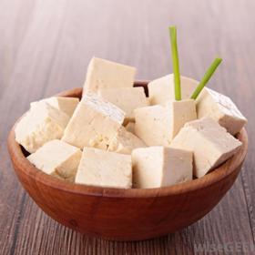 5. Tofu. Zdravé tofu se stává škodlivým v momentě, kdy k „tomu“ má dojít. Přemíra sójových potravin může zvýšit hladinu estrogenu, ženského hormonu nebo také sexuálního zabijáka. Pokud to pokrm dovolí, nahraďte tofu vejci. Mají úžasnou schopnost potlačit stres a navodit pocity harmonie.