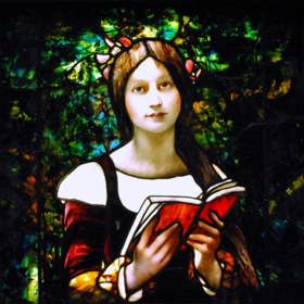 2. „Čtenářka“ od Tiffany Glass a Decorating Company. Toto dílo je inspirováno obrazem „La Liseuse“ od J. J. Lefebrveho.