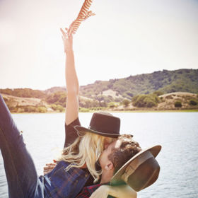 1. Spontánnost. Muži prahnou po „zakázaném ovoci“. Po pocitu, že „jdete za sedačky tribuny a potají se tam muchlujete“, řekla Patti Stanger, majitelka seznamovací služby Millionaire Matchmaker. Jiskra mladistvosti muže „zapne“ k neřestem.