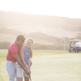 2. Zranitelnost. „Protiklady se přitahují“ – v případě zranitelnosti to platí dvojnásob. Nevydrží spolu ani dva egaři, ani dvě křehké bytosti. U žen je ale podle mužů víc sexy právě jejich zranitelnost.  „Muži jsou všeobecně přitahování klidem, roztomilostí a zranitelností,“ tvrdí Stager.