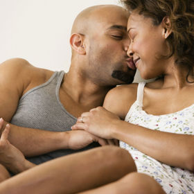 4. Klid. Že se to vylučuje s bodem číslo jedna? Ne tak docela. V různých okamžicích člověka vzruší něco jiného. A někdy to může být klid! Přiznali se k tomu krátce ženatí muži, píše server WebMD. Trávení času s milovanou polovičkou je nabudilo díky emocionální blízkosti. Ať už spolu povečeřeli nebo sledovali film.