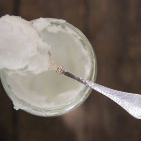 1. Udělejte si vonnou směs z vosku, kokosového oleje a koření na dýňový koláč.