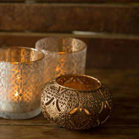 2. Vylepšete své svíčky. Zapalte je, nechte odkapat trochu vosku, uhaste plamínek, polijte vosk malým množstvím vybrané vonné esence (nealkoholické!) a znovu zapalte.