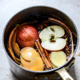 3. Udělejte si vonnou směs z ovoce a koření. Například jablek, skořice, anýzu, hřebíčku a malého množství pomerančové kůry. Stačí chvíli povařit.