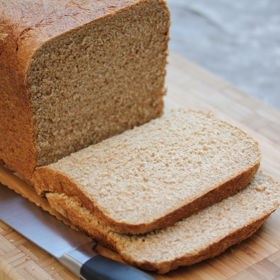 1. Pšeničný chléb. Pořád lepší varianta oproti bílému, ale i pšeničný má vysoký glykemický index. Jakmile ho spořádáte, hladina krevního cukru se zblázní – a vás žaludek opět začne kručet. Vyměňte oba pecny za ten z naklíčeného obilí s vysokým obsahem vlákniny.