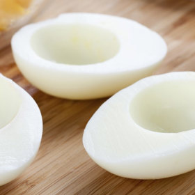 2. Vaječné bílky. To jsou protekční části vajec díky nízkému obsahu cholesterolu. Ale zasytit se těmito lehkými částmi? Selský rozum napoví – jde to jen těžko. Nebojte se vaječných žloutků. Většina lidí smí zkonzumovat až sedm celých vajec týdně, aniž by atakovaly hladinu cholesterolu.