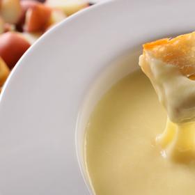 3. Sýr. Věděli jste, že sýr ovlivňuje tu samou část mozku jako heroin či morfium? Samozřejmě si na něm nevypěstujete závislost jako na drogách. To jen pro zajímavost. Abyste si pizzu užili vy i vaše tělo, obtěžkejte ji zeleninou.