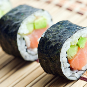 4. Sushi. Vždycky jich na posezení „spráskáte“ alespoň pět? Obviňujte bílou rýži. Obsahuje jednoduché sacharidy, které se rychle rozpadají na cukr, kvůli čemuž máte zanedlouho opět hlad. Řešení? Objednejte si závitky s hnědou nebo černou rýží. A nemějte velké oči.
