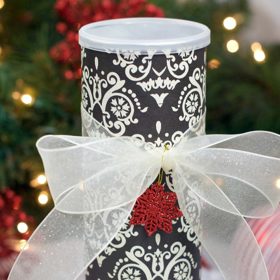 Černobílá dóza s červenou vločkou vypadá velmi elegantně.