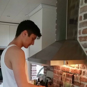 2. Příprava snídaně, aniž by věděl, co dělá.