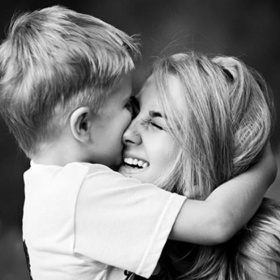 5. Ví, že není dokonalá. Dodneška si spoustu věcí neodpustila, a kdyby mohla, vrátila by čas zpátky. Vždycky ale dělala všechno s tím nejlepším úmyslem. Mnoho hádek mezi vámi pramenilo z potřeby vás chránit. Nemějte jí to za zlé.