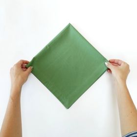 Ubrousek přetočíme tak, aby směřoval rohem dolů (přehnutá část bude vpravo nahoře).