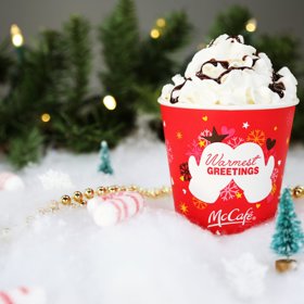 Jako stvořený pro horké kakao nebo kávu s kopcem šlehačky. McCafé, spadající pod fastfoodový řetězec, má nový vánoční kelímek. A už stihl nechvalně nabýt na popularitě...