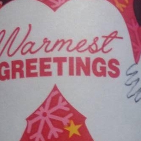 Zvrhlost tohoto činu nabývá na síle, když si přeložíte slogan na rukavicích. Vzkaz „Co nejsrdečněji vás zdravíme“ je tak na počmáraném kelímku umístěn přímo uprostřed pozadí...