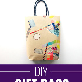 2. Schovejte dárky do tašek, které vyrobíte z dekoračního papíru a opatříte originálními visačkami nebo polepíte různými výstřižky.