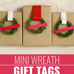 4. Obyčejný papír můžete vylepšit také roztomilými věnečky z jehličnatých větviček. Nezapomeňte je převázat stuhou se jménem obdarovaného.