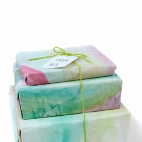 5. Vodovky, kdo by je na základní škole nemiloval? Vraťte se na chvilku zpátky do školy a vyblbněte se na vánočních dárcích. Vyberte obyčejný bílý papír a... malujte. Pěkně abstraktním způsobem!