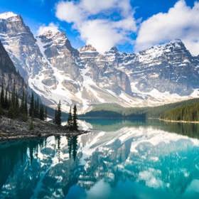 3. Kanada. Navzdory své velikosti je Kanada tak bezpečná, že po ní klidně můžete cestovat na vlastní pěst. Hory jsou zde prý velkolepější, jezera modřejší a lidé přátelštějští... co víc si přát?