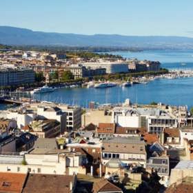 4. Švýcarsko. Švýcarsko se od roku 1847 neúčastnilo žádné války, nevydává miliardy na zbrojení a funguje v něm přímá demokracie.