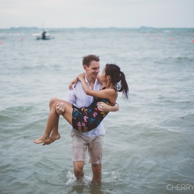 1. Aby se o ni staral. Bavíme se pochopitelně o tom něco „muset“. Pokud si péči o vás partner užívá, není důvod mu v tom bránit. Jeho povinnost o ale není. Na počátku vztahu se často muži mohou přetrhnout, aby ženě dopřáli to nejlepší – kupují jí oblečení, zvou ji na jídlo, baví ji. Moudré ženy to oceňují, ale drží si odstup. Vědí totiž, že jedinou povinnost, ke komu muži mají, jsou jejich děti.