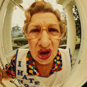 3. Aby se vykašlal na přátele a rodinu. Nemusí to být lidé vaší „krevní skupiny“. Dokonce vás mohou iritovat, nesnášet nebo vy je. Nic z toho ale ženě nedovoluje po muži žádat, aby je odstrčil. Vztahy s přáteli a rodinou budoval dlouhá léta a může mít s nimi tak pevný vztah, jaký máte vy se svými blízkými. Skvělá partnerka respektuje partnerovu volbu.