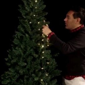 Billoto doporučuje začít v horní části a pomalu postupovat dolů, kde kabely zapojíte do zásuvek.