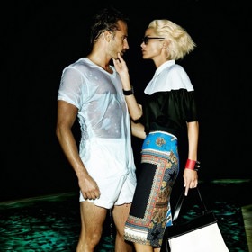 2. Milujte ho tak, že nebude moct dýchat. Nadbíhejte mu, kdykoliv to půjde. Vyčtěte mu, když bude chtít jeden večer v týdnu vyrazit ven. Přisajte se na něj tak, že se neprožije jedinou minutu bez vás. Dopis na rozloučenou na sebe nenechá dlouho čekat.