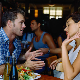 3. Vyvolávejte hádky. Prohodil něco v nadsázce? Smrtelně se naštvete a rozpoutejte peklo. Vztáhněte si na sebe všechny nejapné poznámky. Udržujte drama. To dělá vztah zábavným… pro vás.