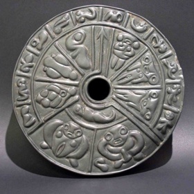 5. Genetický disk. Tento artefakt zobrazuje procesy a objekty, které jsou moderní vědci schopni pozorovat pouze prostřednictvím mikroskopu. Ještě podivnější je ovšem materiál, z něhož je vyroben – vyniká neskutečnou pevností. Podle vědců ho mohla antická společnost dokázat stvořit jen stěží.