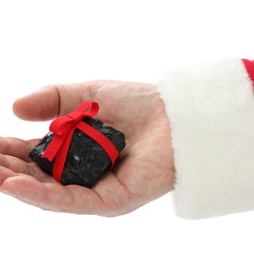 Ať už to je váš podvádějící ex, nebo šéf, co vám opakovaně platí se zpožděním, pošlete mu malou pomstu. Plastové hovínko nebo pytel plný uhlí prý plní tento účel dobře. Pamatujte, že je to myšleno jako srandička. Nadsázka vítána, vulgárnost či hrubost má červenou.