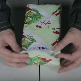 Mezi největší výhody této techniky patří skutečnost, že na každý dárek spotřebujete jen tři kousky lepící pásky.