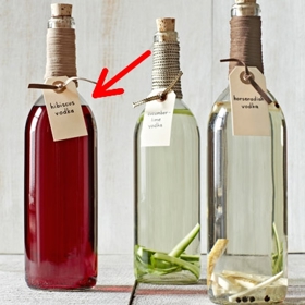 2. Ochucená vodka (750 ml). Zkuste jednou z následujících 3 variant: 1) Ibišková – vysypeme obsah 2 sáčků ibiškového čaje do vodky a louhujeme ho 4 hodiny. Před uzavřením přecedíme.