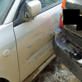 Když vám do auta vrazí náklaďák a promáčkne dveře...